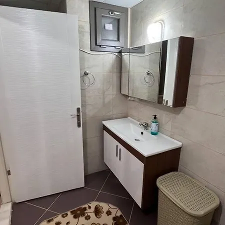 Apartament Cesme'de Denize Yakin, Bahceli Ev *