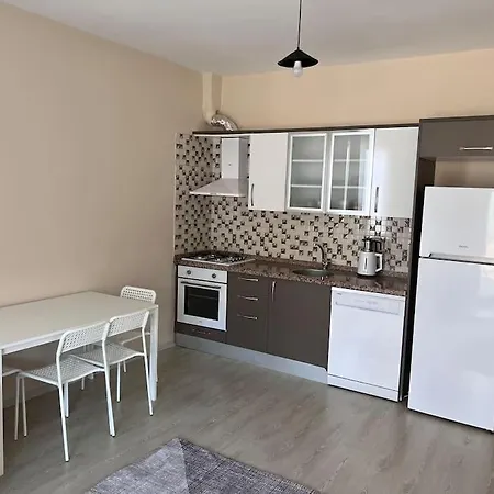 Cesme'de Denize Yakin, Bahceli Ev Apartment