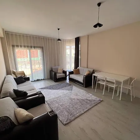 Cesme'de Denize Yakin, Bahceli Ev Apartment
