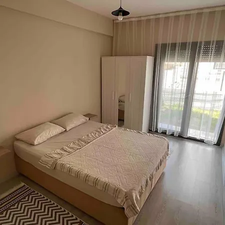 Cesme'de Denize Yakin, Bahceli Ev