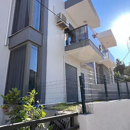 Apartment Cesme'de Denize Yakin, Bahceli Ev *